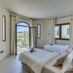 Вилла Bayview Protaras - 5 Bedroom Beachfront Паралимни
