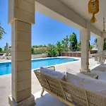 Bayview Protaras - 5 Bedroom Beachfront Паралимни