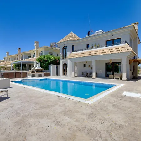 Bayview Protaras - 5 Bedroom Beachfront Vilă *