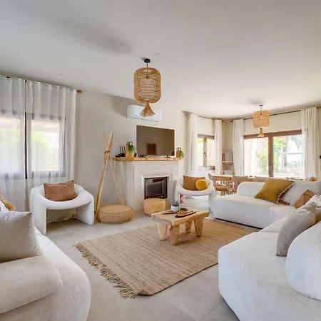 Vilă Bayview Protaras - 5 Bedroom Beachfront *