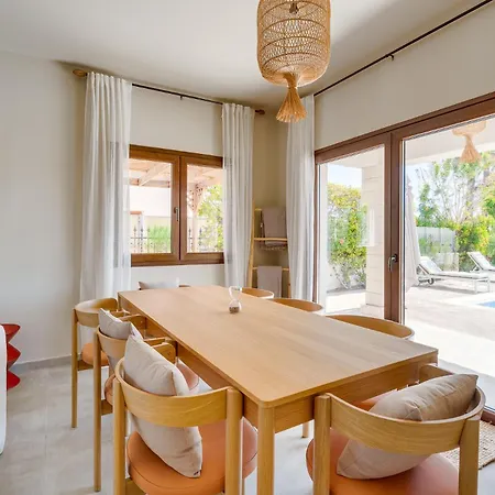 Bayview Protaras - 5 Bedroom Beachfront Vilă *