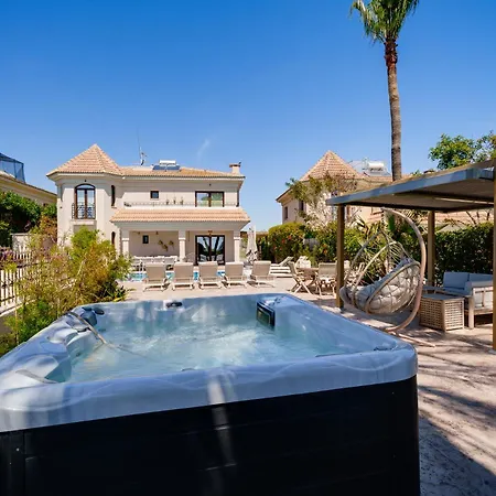 Bayview Protaras - 5 Bedroom Beachfront Vilă *