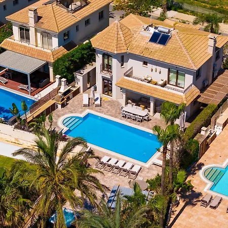 Vilă Bayview Protaras - 5 Bedroom Beachfront *