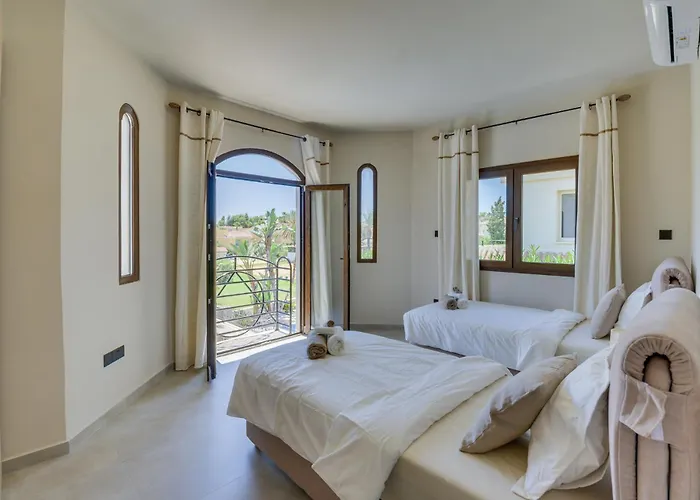 Villa Kalindi-5 Bedroom Beachfront With Private Pool Paralímni