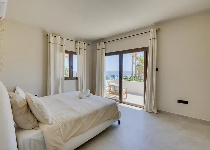 Kalindi-5 Bedroom Beachfront With Private Pool * باراليمني