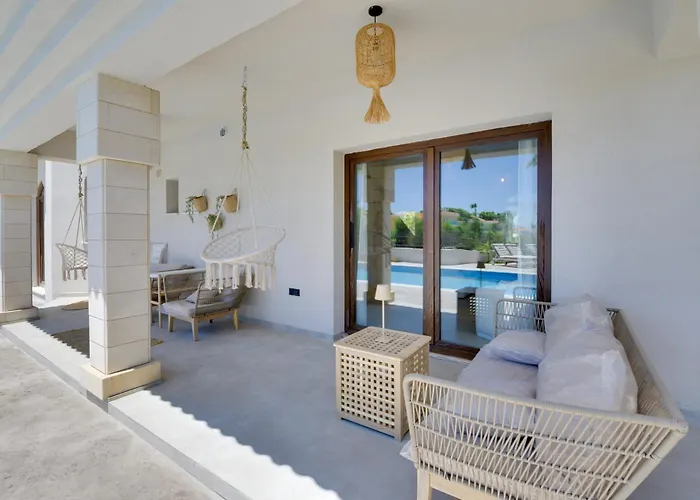 Kalindi-5 Bedroom Beachfront With Private Pool باراليمني